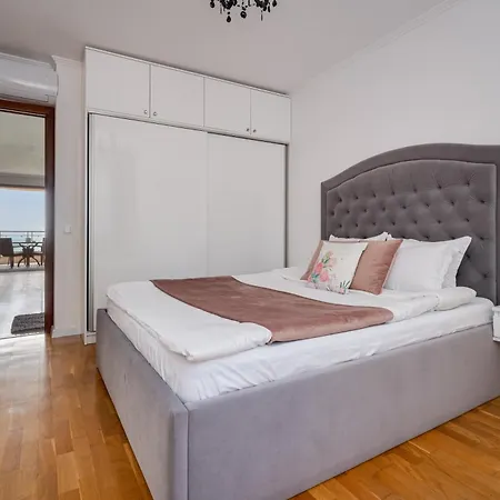 Queen's View 14-near Botanic Garden Apartment Balchik